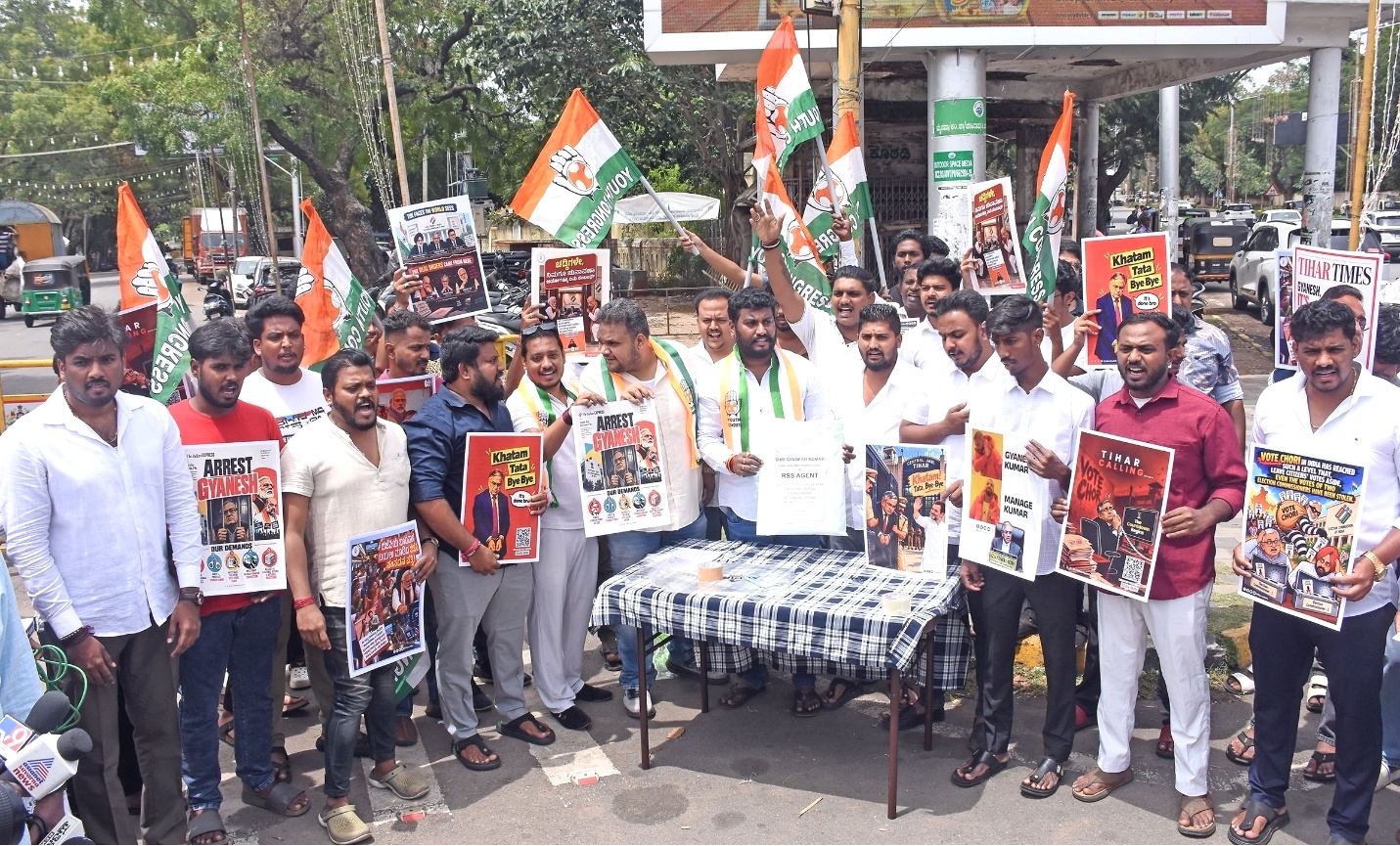 RSS uniform mailed to CEC as Youth Congress protests in Mysuru
