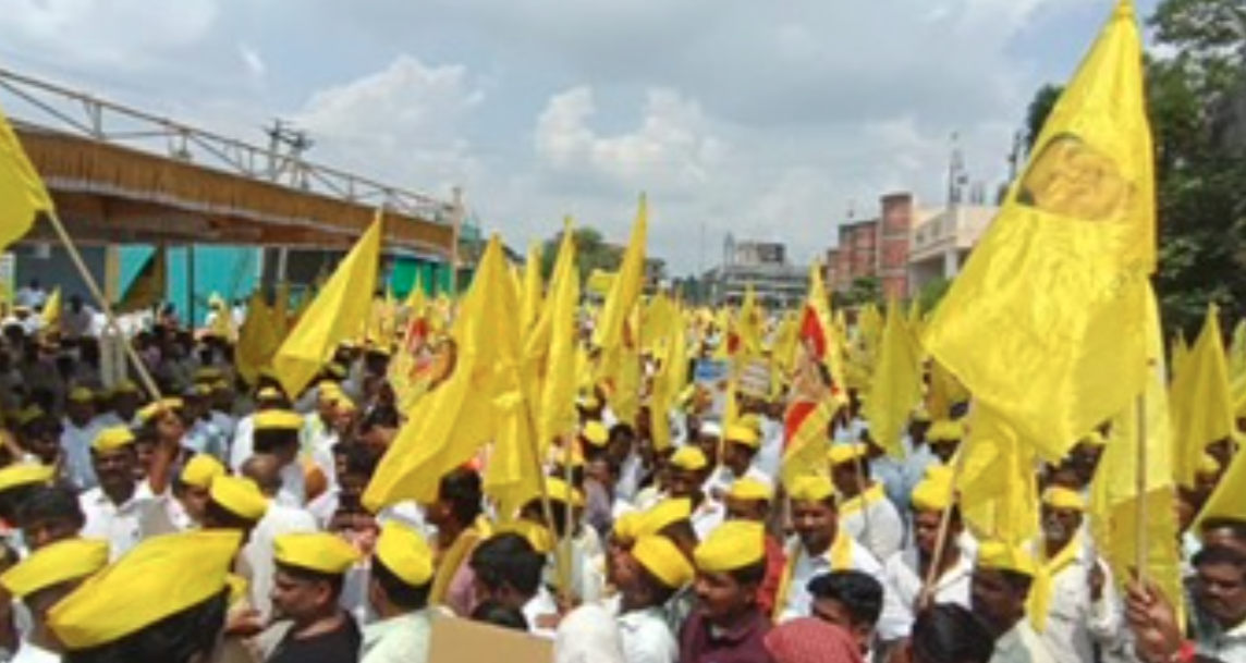 Massive protest over removal of Siddaramaiah statue