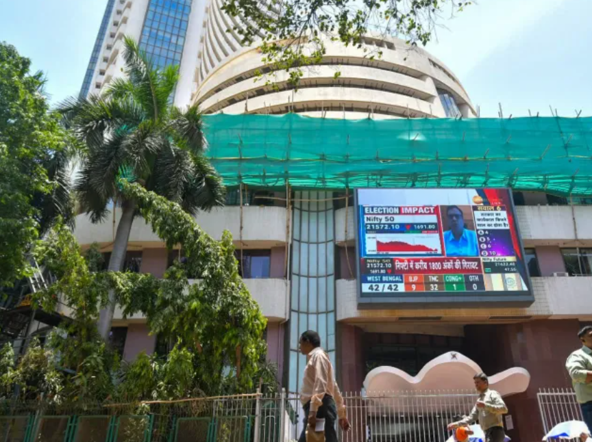 Auto shares surge as IT and FMCG decline, Stock market ends flat