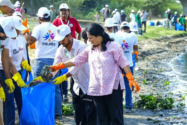 Delhi CM leads Yamuna clean-up drive