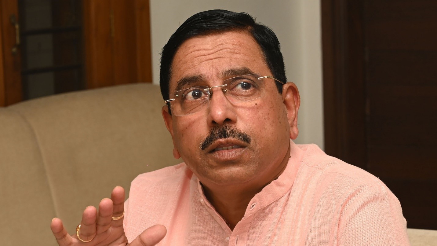 Union Min Pralhad Joshi criticizes CM, DCM power struggle
