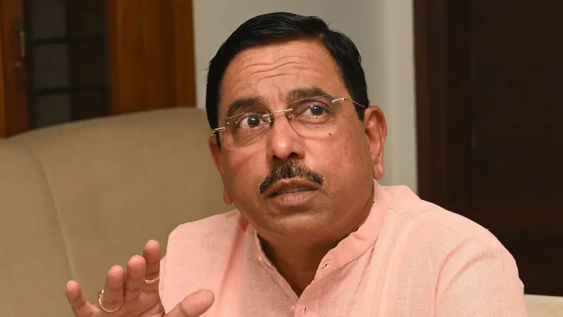 Union Min Pralhad Joshi criticizes CM, DCM power struggle