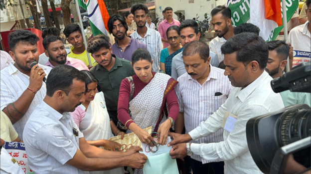 Youth Cong sends bangles to Amit Shah demanding resignation