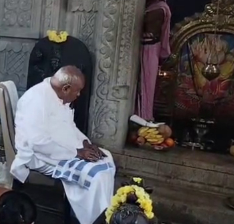 H.D. Deve Gowda offers pooja at Huttur Deveshwara Temple