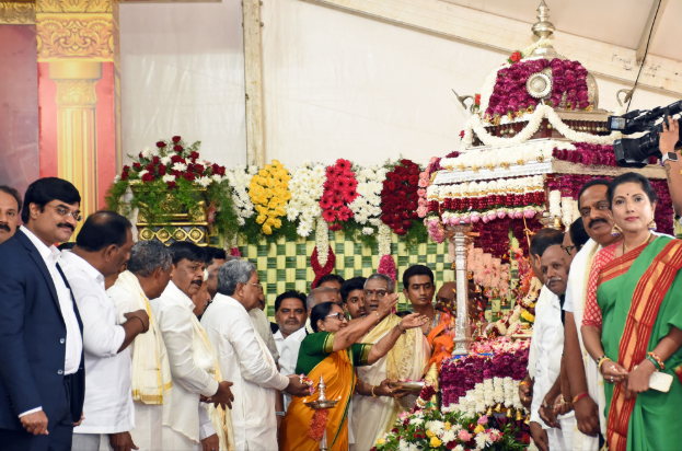 Banu Mushtaq inaugurates 11-day Mysuru Dasara festivities