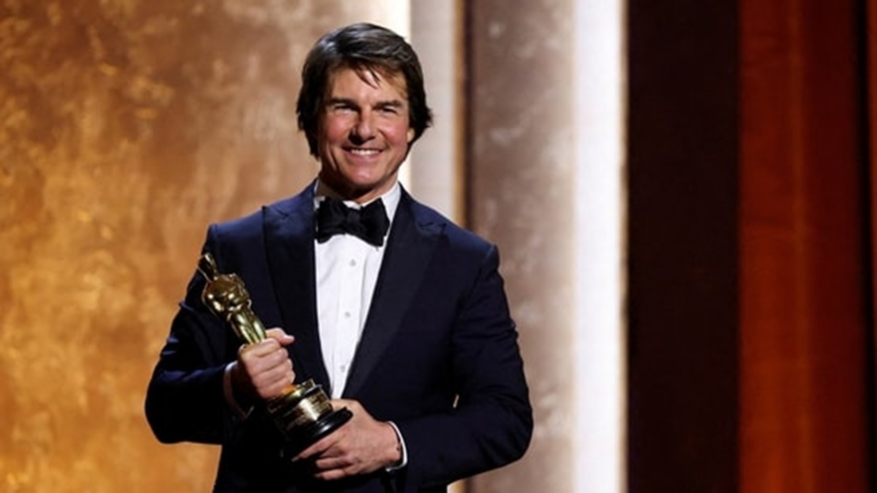 Tom Cruise’s tearful Oscar speech moves Hollywood