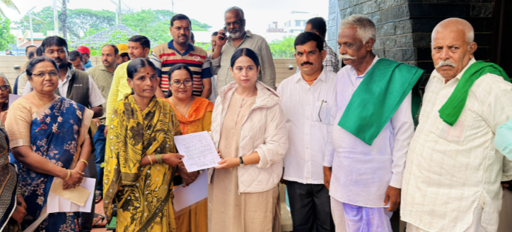 Minister Lakshmi Hebbalkar distributes aid to bereaved families