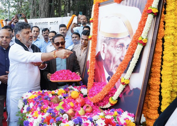 DCM honors engineers, pays floral tribute to M. Visvesvaraya