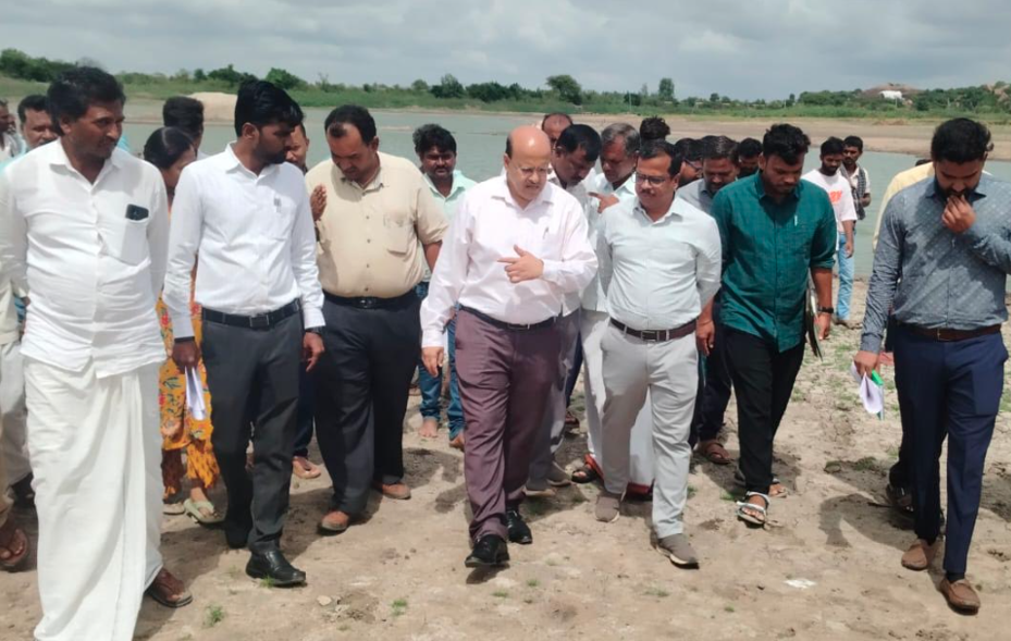 DC inspects Hirekere lake development plans in Koppal