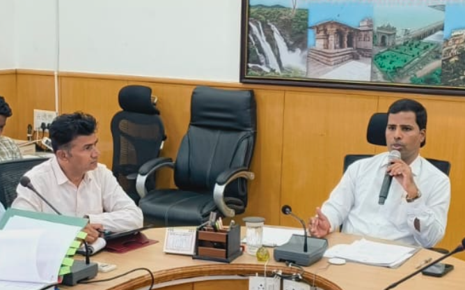 Mandya DC orders sugar mills to clear arrears