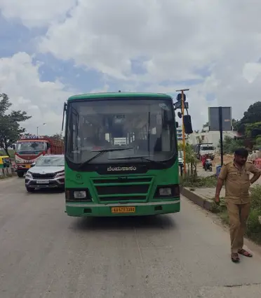 BMTC Bus Breakdown Near Kasturi Nagar Triggers Traffic Snarl Towards Ramamurthy Nagar