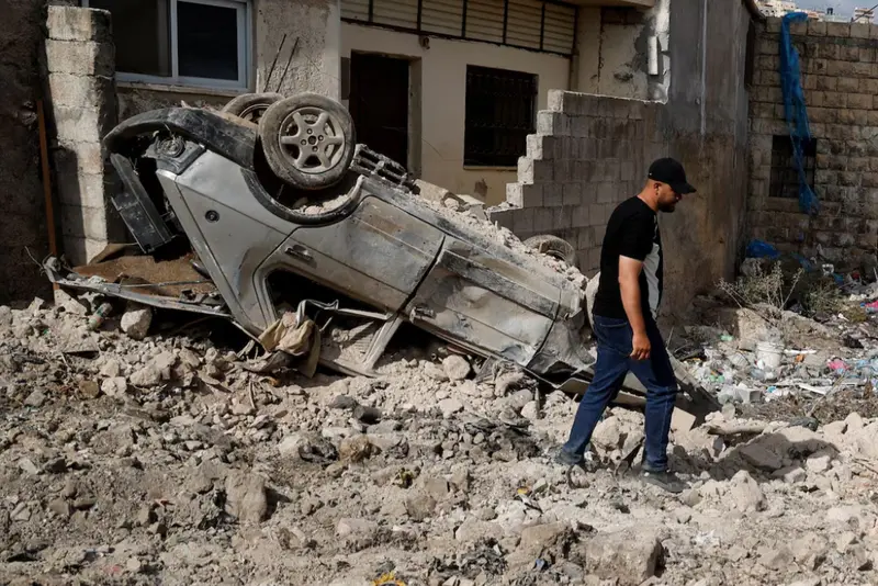 Israeli forces strike Gaza amid ceasefire violations and escalating tensions