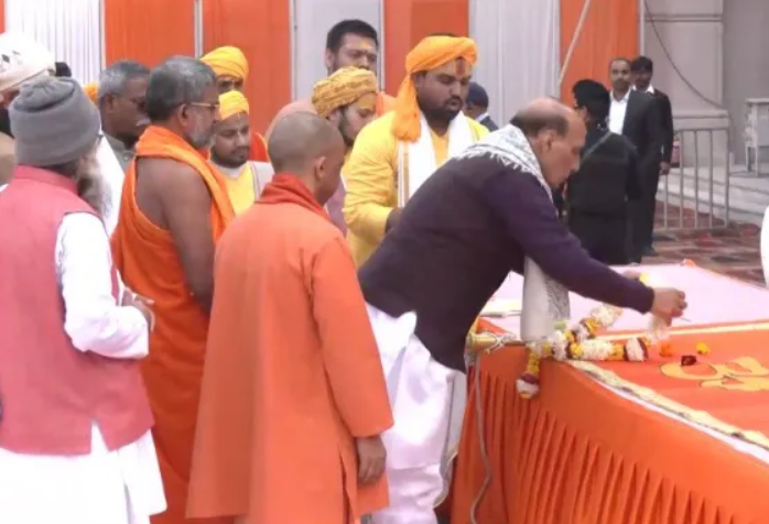 Rajnath, CM Yogi offer prayers at Ayodhya temples