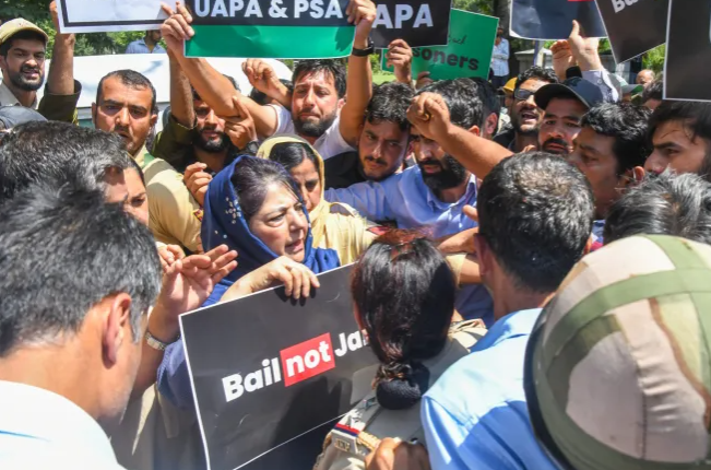 Mehbooba leads protest for Kashmiri prisoners’ return