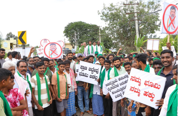 Nikhil Kumaraswamy supports farmers’ land protest