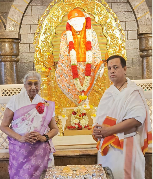Legendary singer S. Janaki visits Sai Baba Temple
