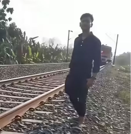 Youth die while shooting reel near railway track in Buldhana