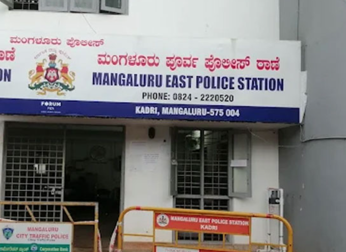 Bike Rider Assaults On-Duty Police, Damages Phone at Busy Junction