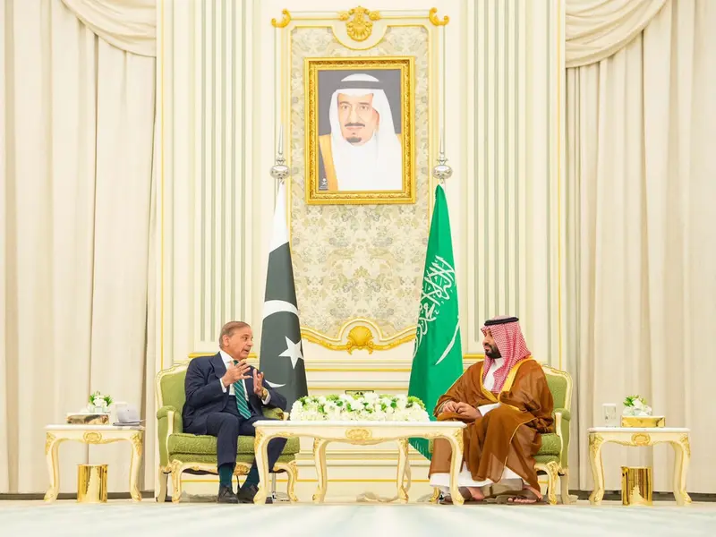 Saudi Arabia and Pakistan sign mutual defence pact
