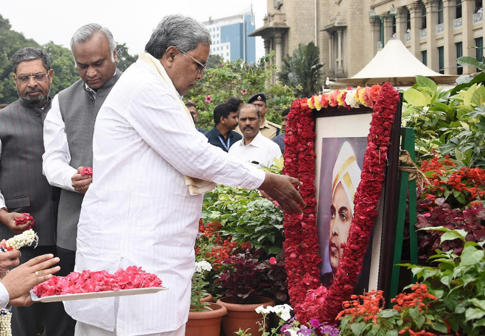 CM Honors Hanumanthaiah