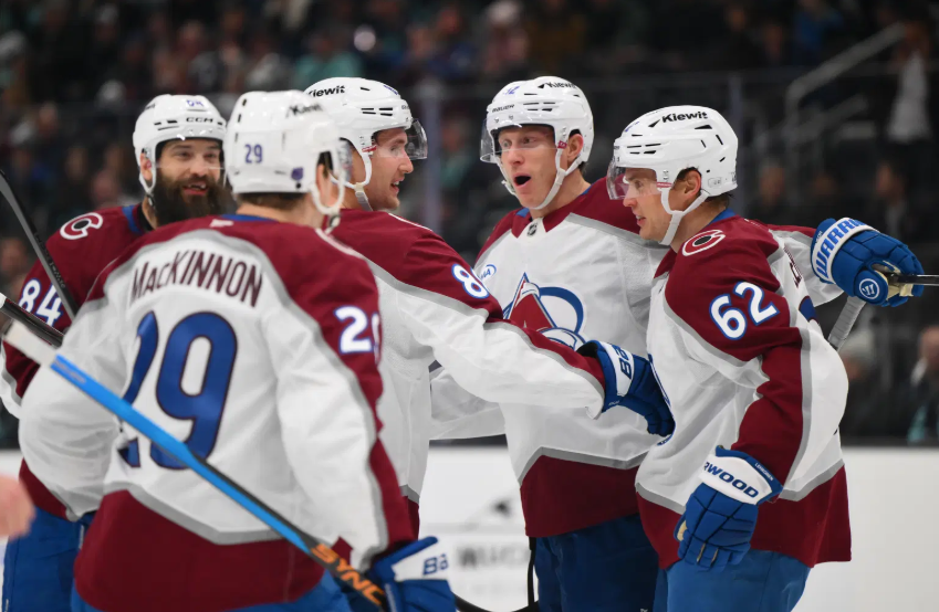 MacKinnon powers Avalanche past struggling Kraken