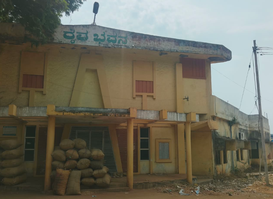 Neglected Raitha Bhavan Raises Concerns For Vijayapura Farmers Welfare