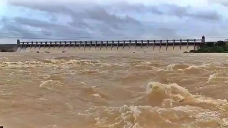 Traffic Suspended on Gangavathi-Kampli Bridge