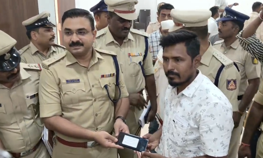 340 stolen mobile phones recovered by Vijayapura Police