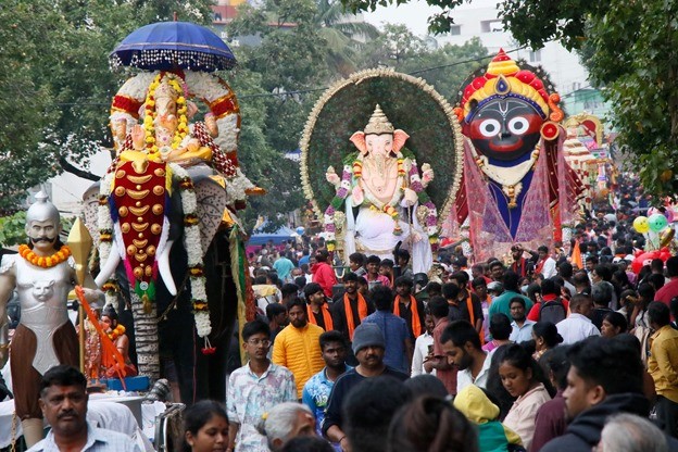 Chariots Through Crowds