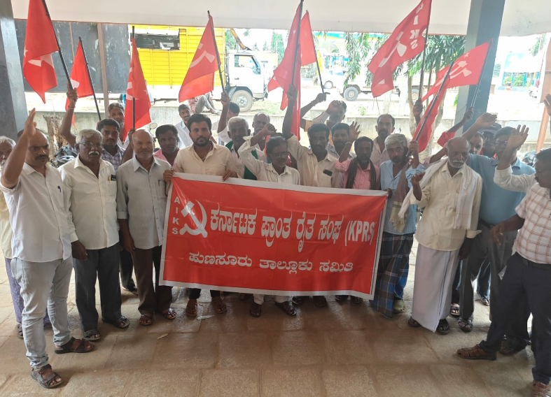 Tobacco farmers stage protest outside Sub-Divisional Office