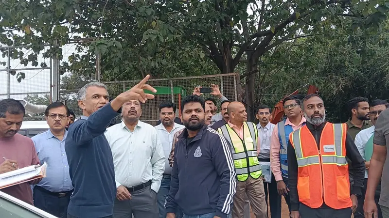Min reviews ongoing metro, road works