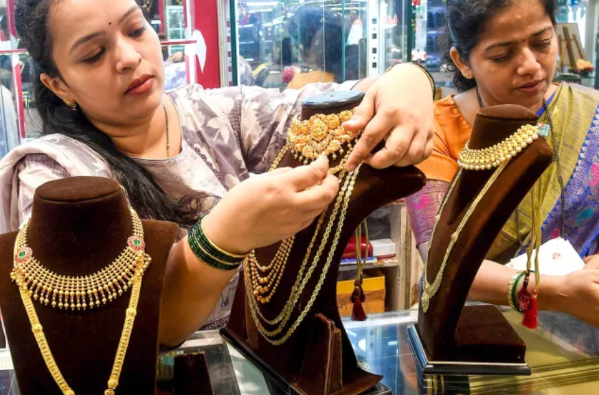 Gold gains over 5% on weekly basis amid pull back in crude prices