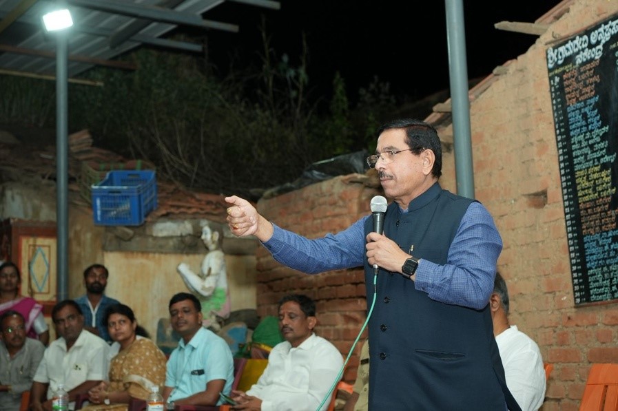 Union Minister Joshi Condemns Police Lathi Charge in Narendra Village