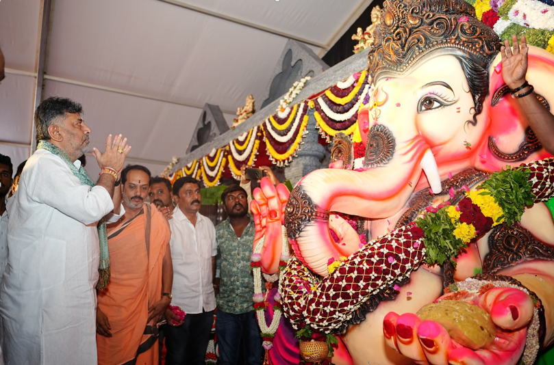DK Shivakumar attends Ganapati festival