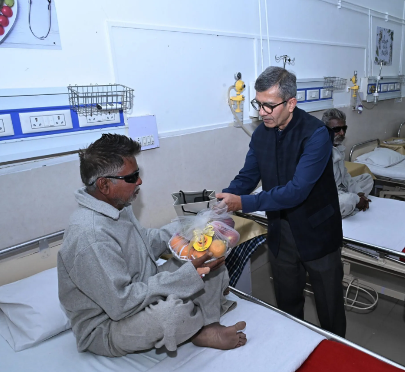 Defence secretary visits Indian Army eye camp