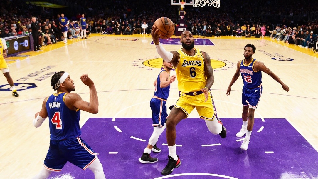 LeBron James leads Lakers to big victory