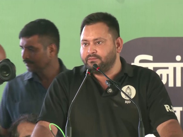 Tejashwi slams Nitish, promises fast Bihar growth