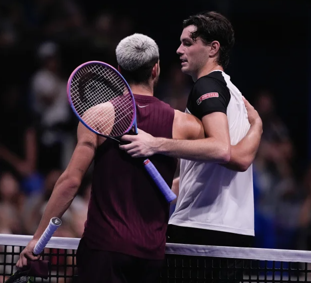Ben Shelton falls on return at Shanghai Masters