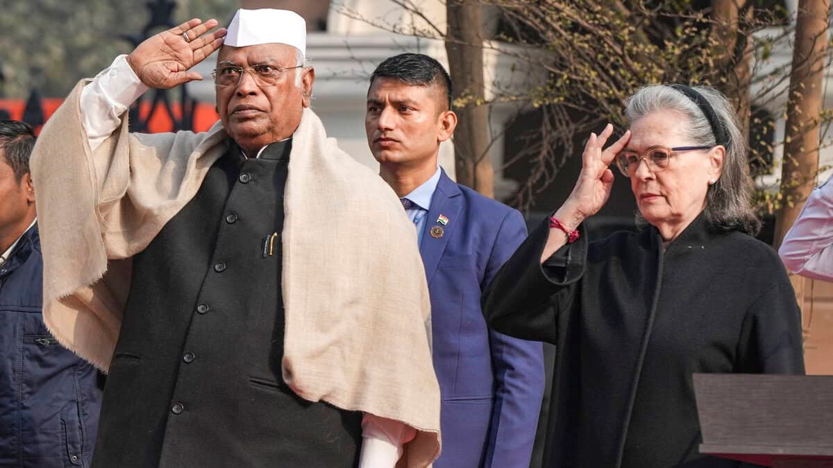 Congress marks 140th foundation day with flag hoisting