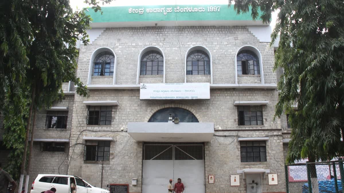Mother caught taking mobile phone to visit son in jail