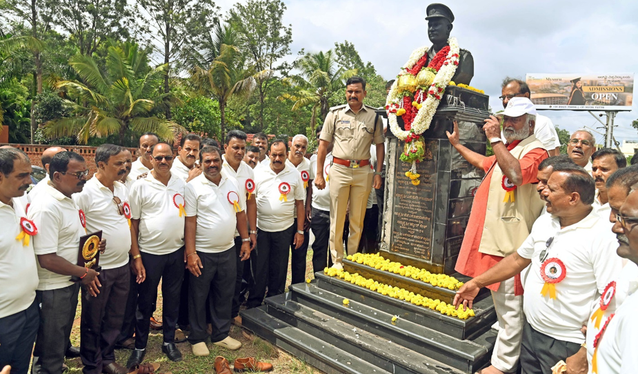 Rich tributes to slain policemen in Mysuru: