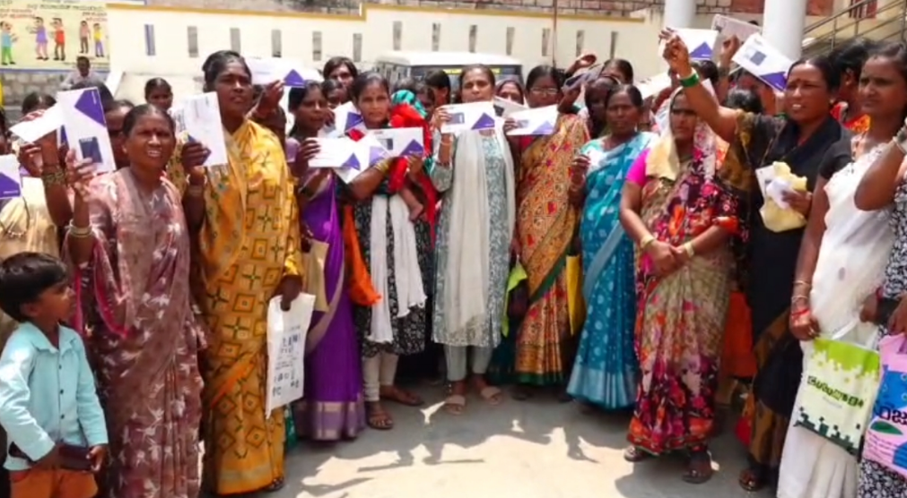 Women protest alleged scam in name of central schemes in Raichur