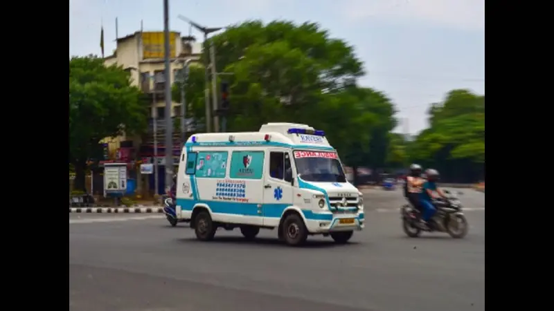 Newborn with Protruding Intestines Rushed in Zero Traffic for Treatment