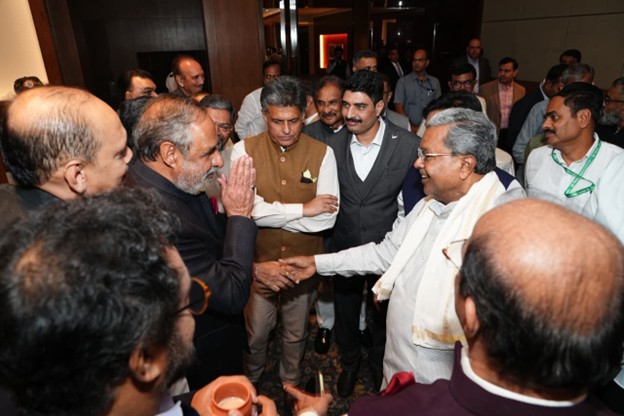 Siddu meets RaGa in New Delhi, keep mum on Karnataka politics
