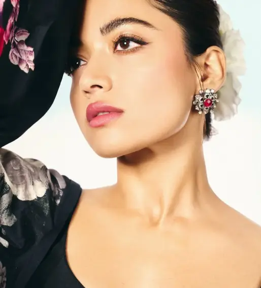 Rashmika sneaks into theatre for ‘Thamma’