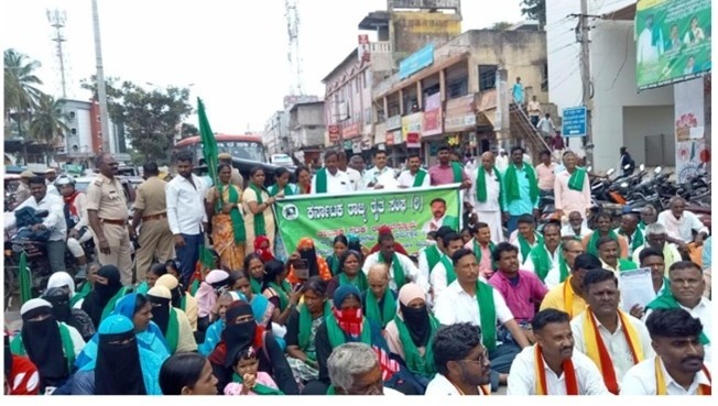 Farmers Protest on Highway Demanding Compensation
