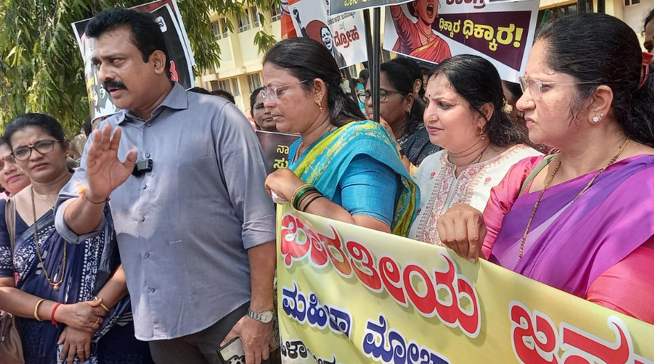 BJP women protest against defeat of bill