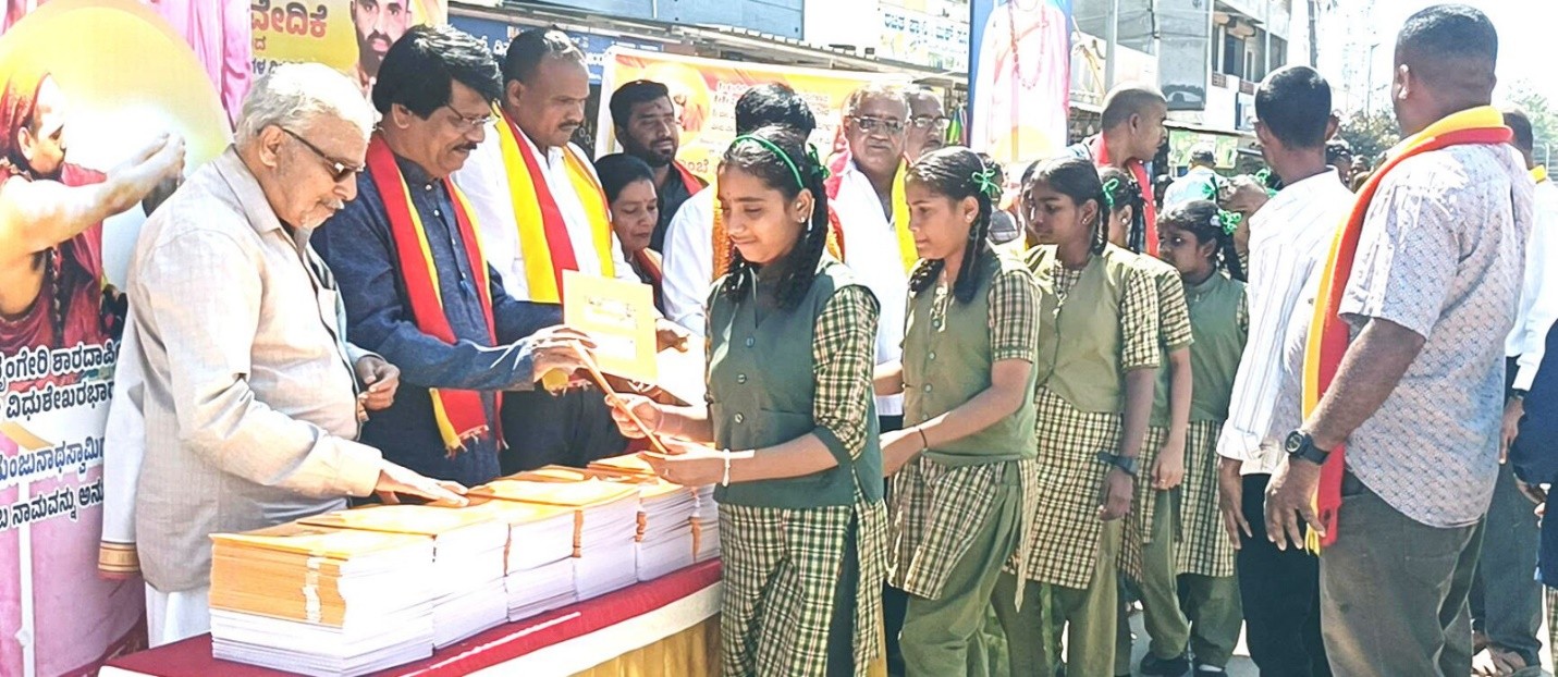 Vedike Distributes Notebooks to 500 Govt School kids, Ration Kits to Old-Age Homes