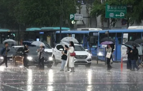 Highways jammed as people return home after Chuseok holiday
