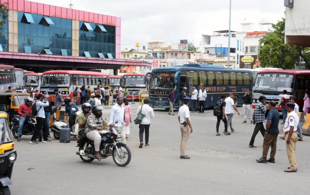 Karnataka bandh falls flat in Mysuru